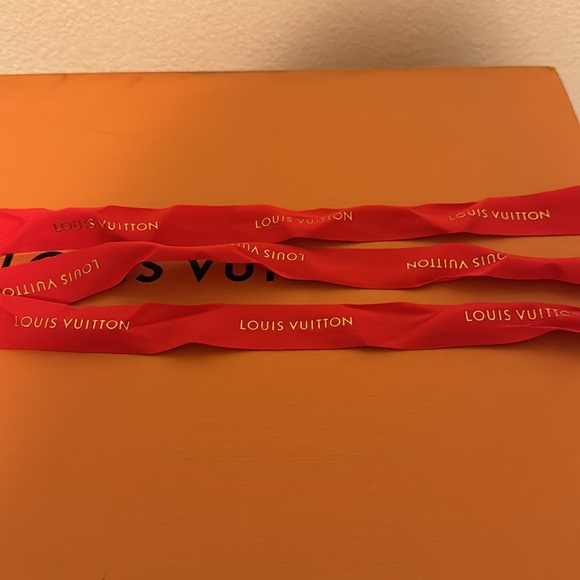 💯 authentic Louis Vuitton box 16”x13”7 and Red ribbon - Picture 4 of 7